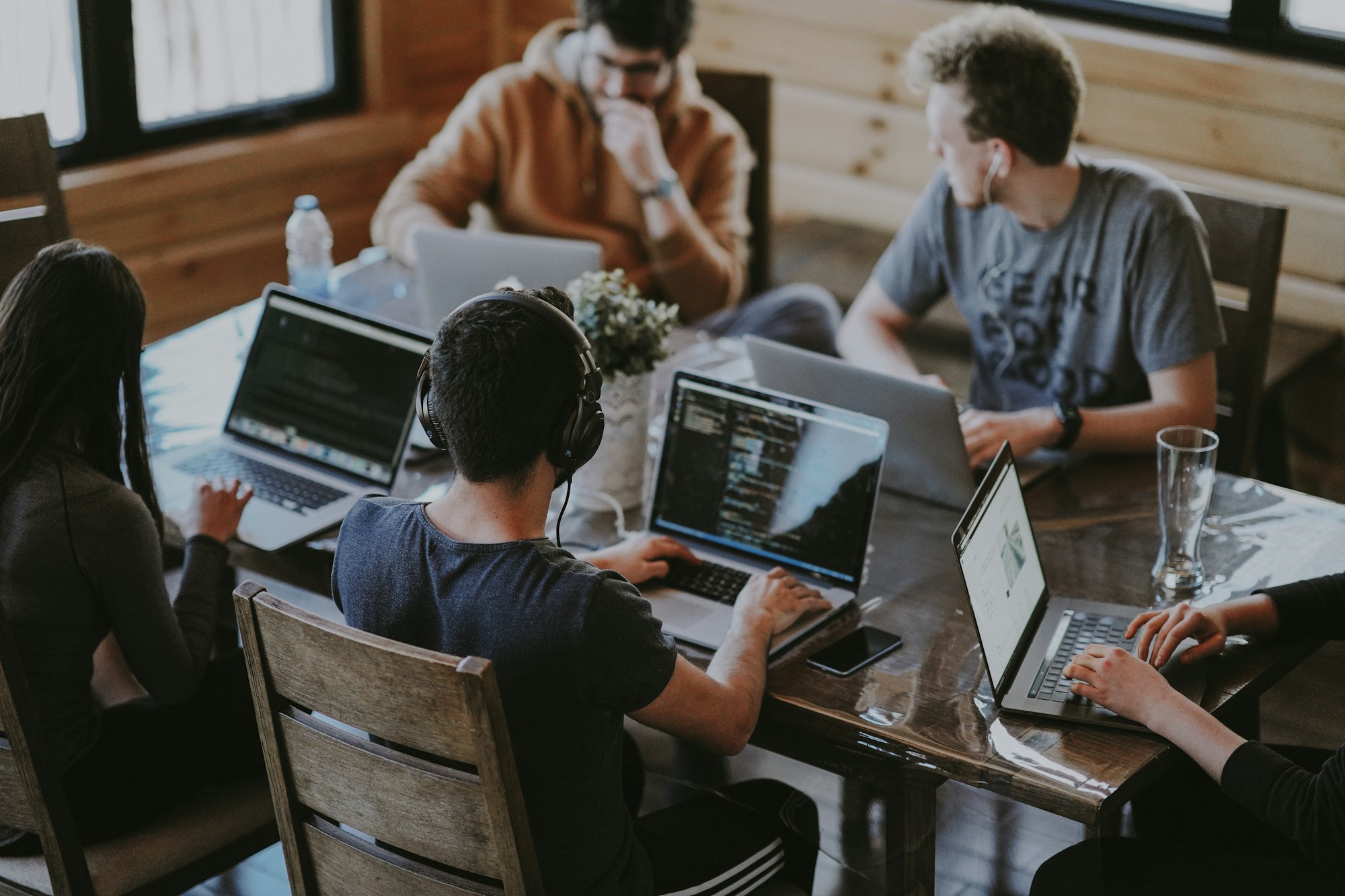 Webdesigner-Abteilung in einer modernen Werbeagentur