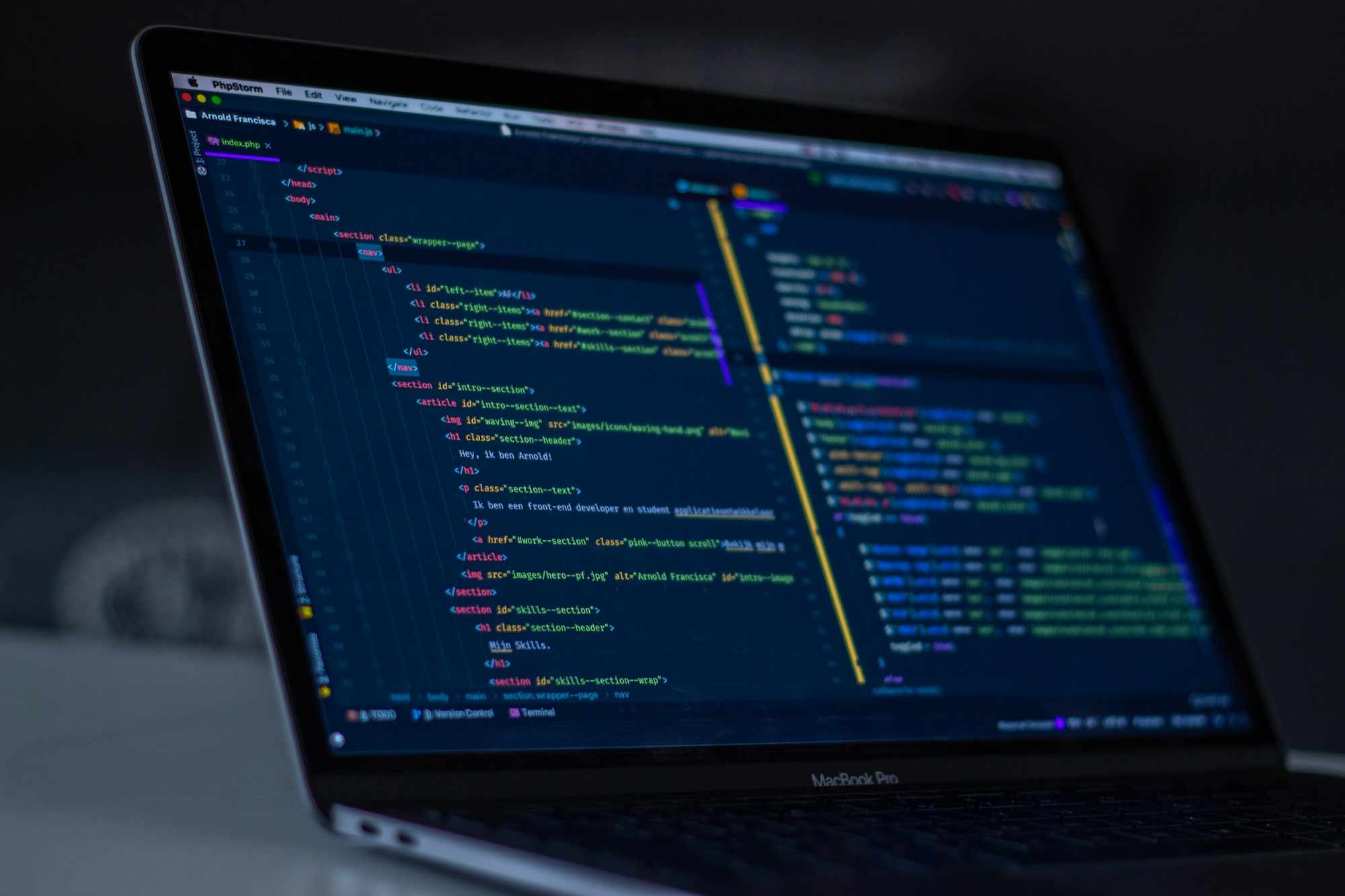 Modernes Notebook mit HTML-Code auf dem Bildschirm